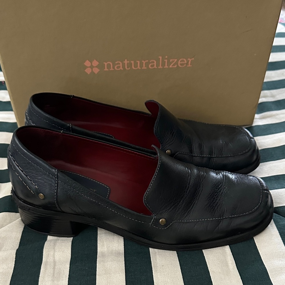 NAVY Naturalizer Leather Loafer